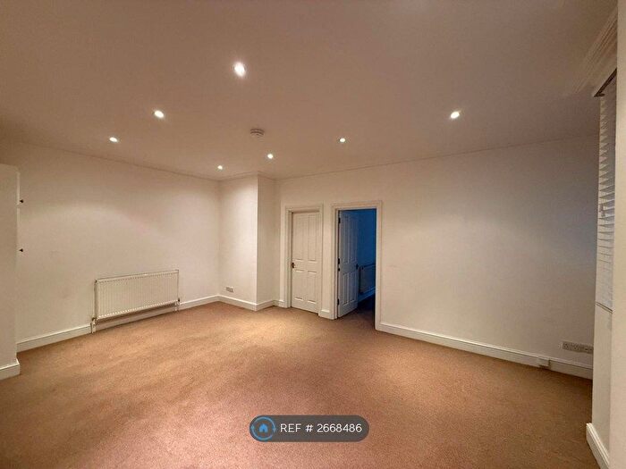 2 Bedroom Flat To Rent In Honey Yard, London, SE22
