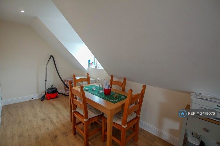 2 Bedroom Flat To Rent In Lord Lyon, Stockcross, Newbury, RG20
