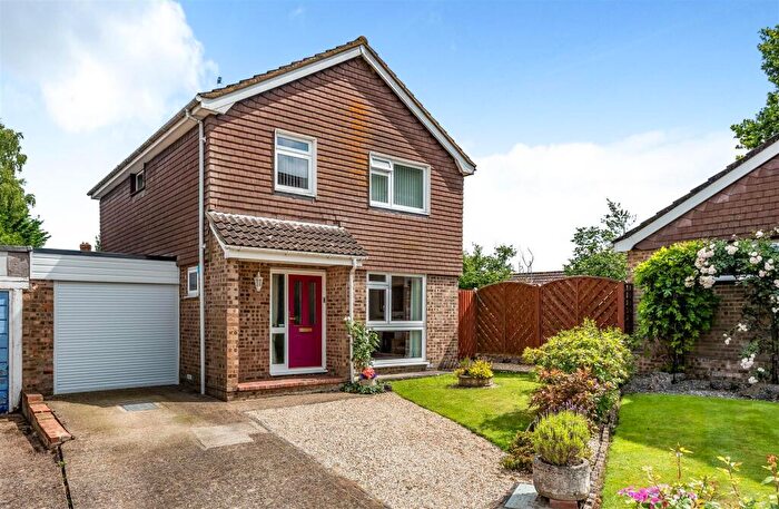 3 Bedroom Link Detached House For Sale In Barnes Close, West Wellow, Hampshire, SO51