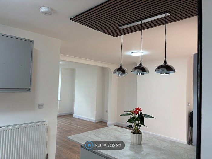 3 Bedroom Semi-Detached House To Rent In Eastlands Road, Rugby, CV21