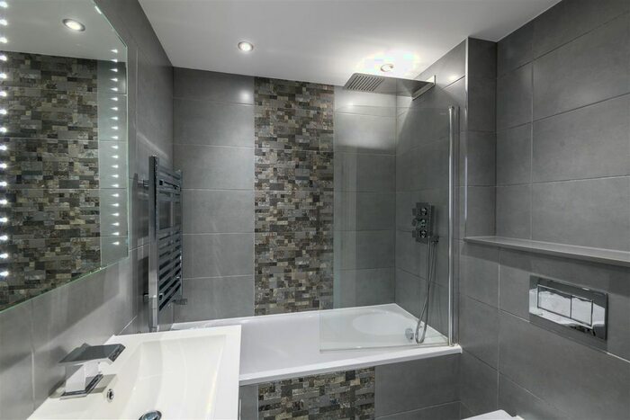 1 Bedroom Flat For Sale In Lumley Road, Horley, RH6