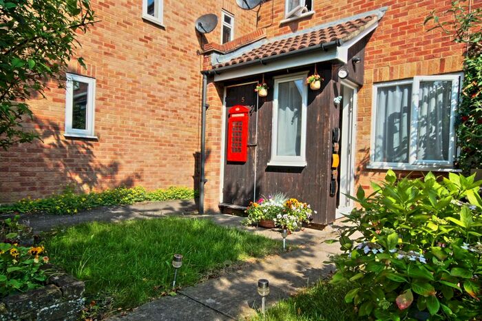 1 Bedroom Terraced House To Rent In Waverley Court, Woking, GU22