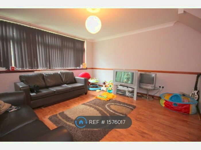 3 Bedroom Flat To Rent In Balman House Rotherhithe New Road, London, SE16