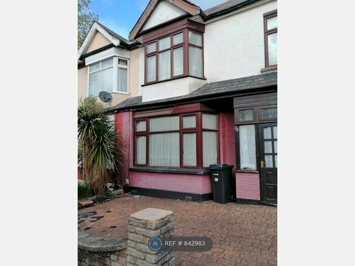 3 Bedroom End Of Terrace House To Rent In Perkins Road, Ilford, IG2