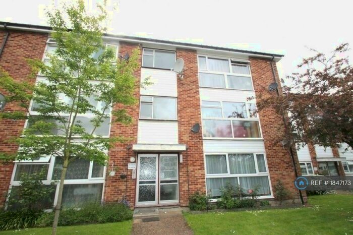 1 Bedroom Flat To Rent In St. Peters Close, Ilford, IG2