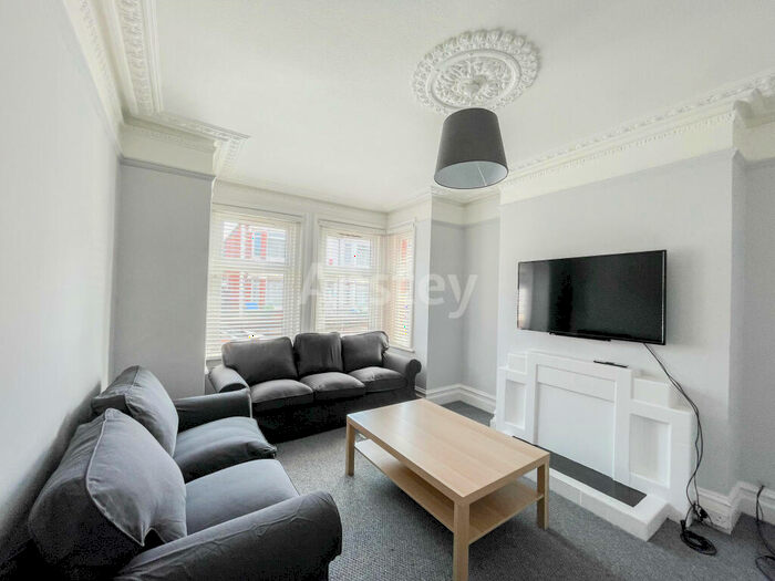 4 Bedroom Semi-Detached House To Rent In Devonshire Road, Southampton, SO15