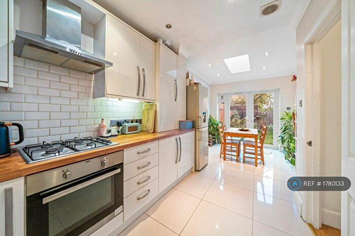 2 Bedroom Flat To Rent In Henslowe Road, London, SE22