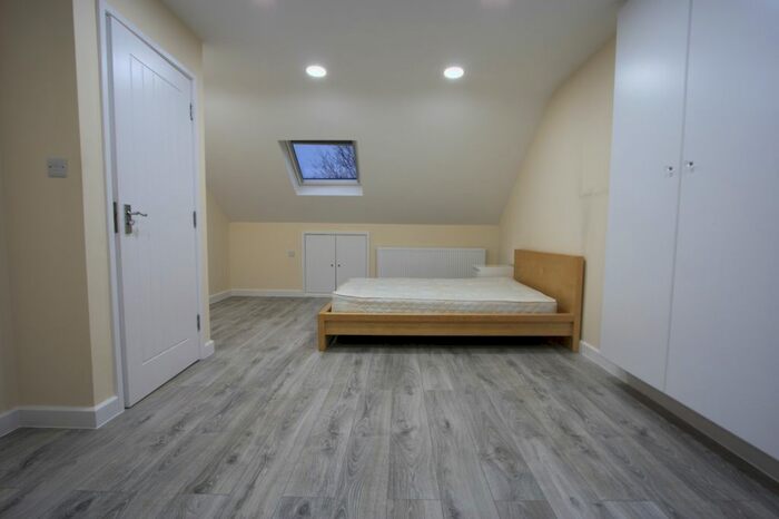 3 Bedroom Flat To Rent In South Wimbledon, SW19