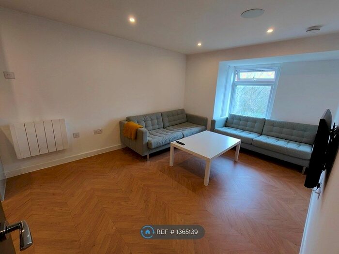 1 Bedroom Flat To Rent In Geddington Court, Waltham Cross, EN8