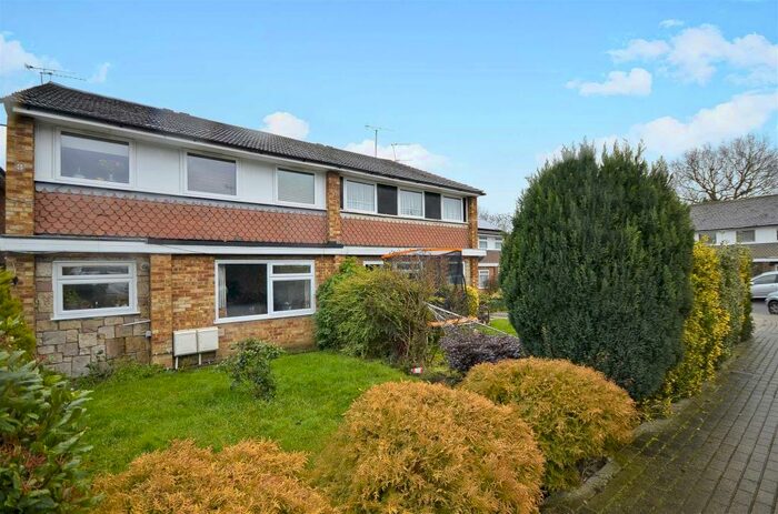 2 Bedroom Apartment To Rent In Howard Close, London, Greater London, N11