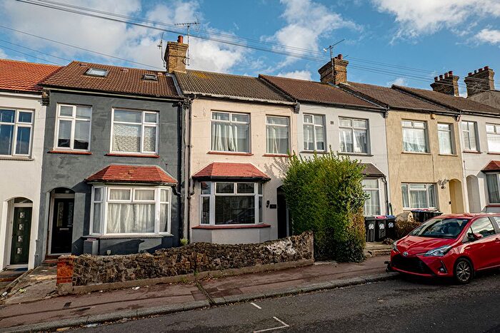 3 Bedroom Terraced House For Sale In Gainsborough Drive, Westcliff-On-Sea, SS0