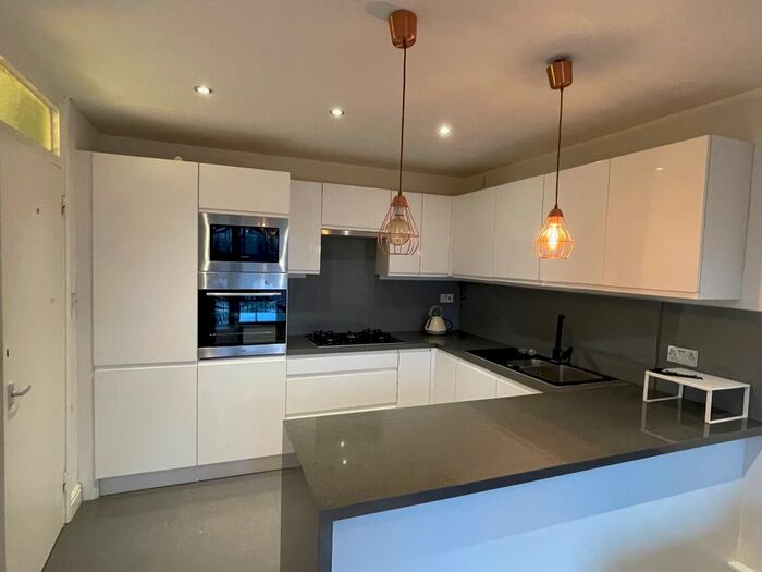 2 Bedroom Flat To Rent In Wapping Lane, Wapping, E1W