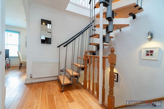 3 Bedroom Flat To Rent In Top Floor, Sutherland Avenue, Maida Vale, W9