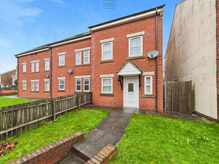 3 Bedroom Town House For Sale In Heath Road, Holmewood, S42
