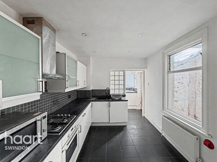 3 Bedroom Terraced House For Sale In Newhall Street, Swindon, SN1