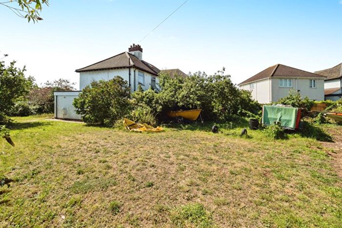 3 Bedroom Semi-Detached House For Sale In Wennington Road, Rainham, RM13