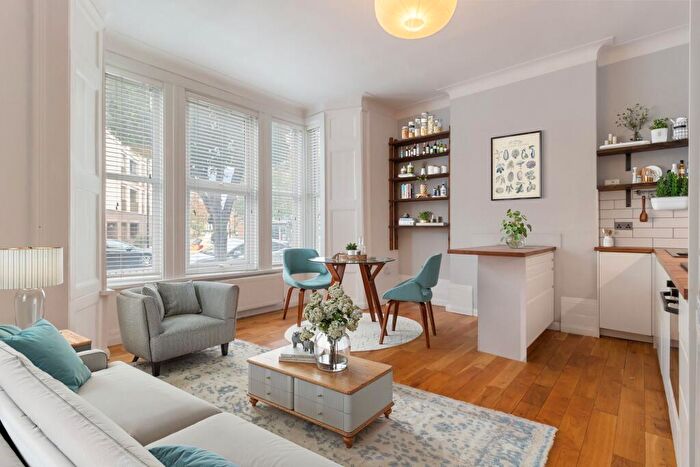 2 Bedroom Flat For Sale In Brownswood Road, London, N4