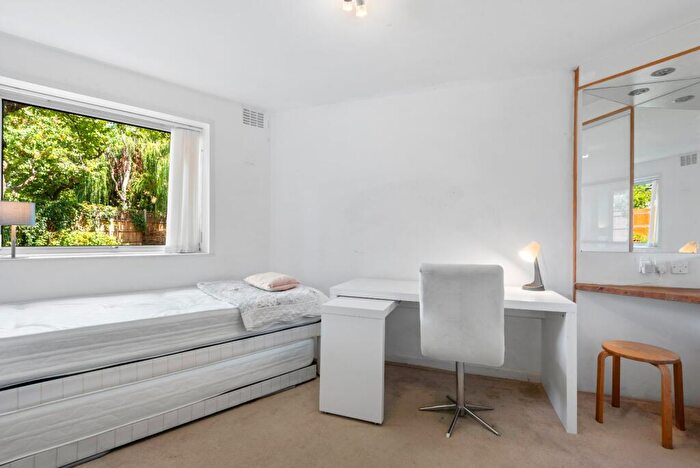 2 Bedroom Flat To Rent In Abbotts Close, Alwyne Road, N1