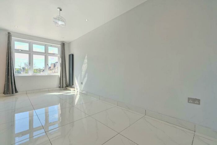 2 Bedroom Detached House To Rent In Edinburgh Road, Sutton, SM1