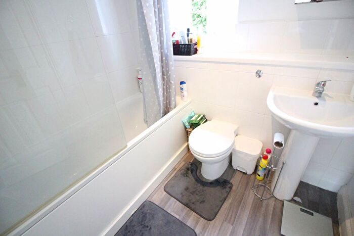 1 Bedroom Flat To Rent In Norbury Avenue, Watford, WD24