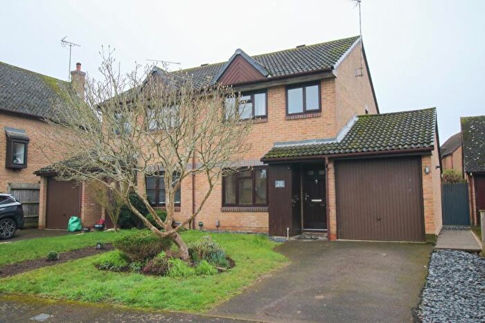 3 Bedroom Semi-Detached House For Sale In Deacon Close, Wokingham, RG40