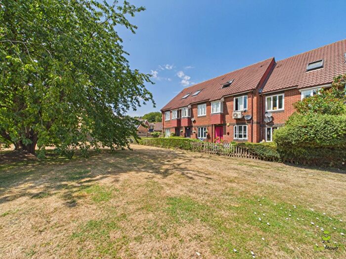 2 Bedroom Maisonette For Sale In Heatherbank Close Crayford, Crayford, Dartford, Kent, DA1