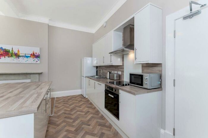 4 Bedroom Flat To Rent In Princes Street, New Town, Edinburgh, EH2