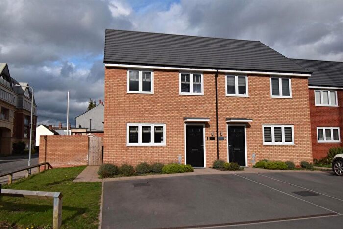 3 Bedroom Semi-Detached House For Sale In Diamond Close, Burton-On-Trent, DE14