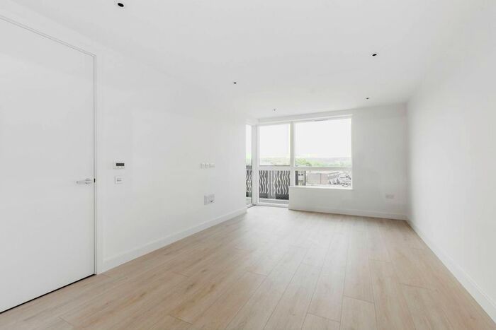 2 Bedroom Flat To Rent In Smithfield Square, Harringay, London, N8