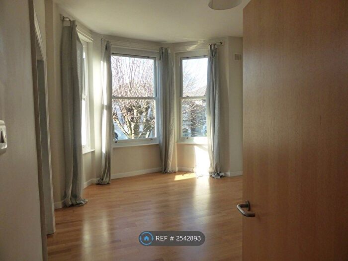 2 Bedroom Maisonette To Rent In Bethune Road, Stoke Newington London, N16