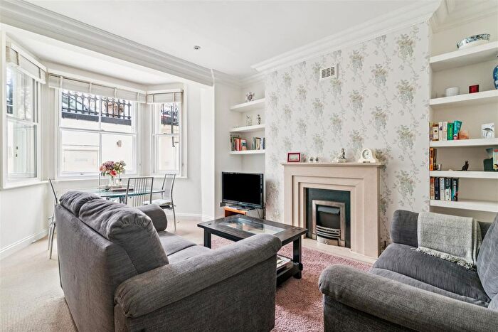 3 Bedroom Flat To Rent In Farnell Mews, London, SW5