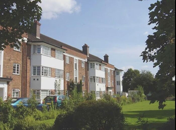 3 Bedroom Flat To Rent In Hounslow, TW5