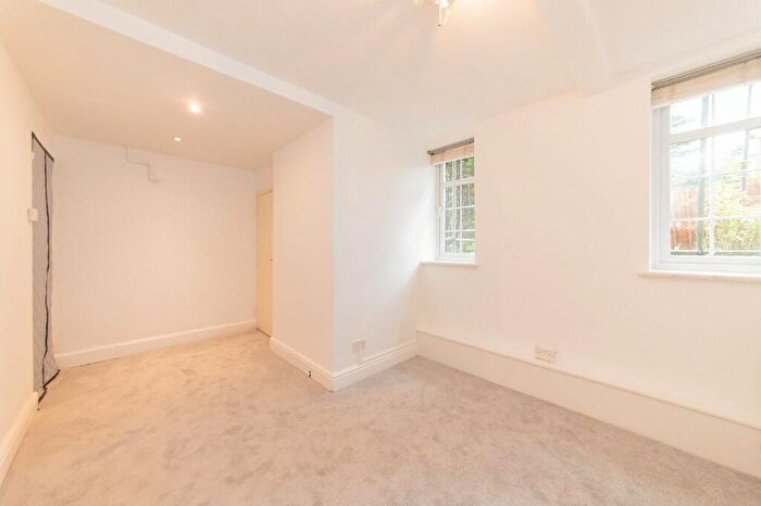 2 Bedroom Flat For Sale In Great North Road, London, N2