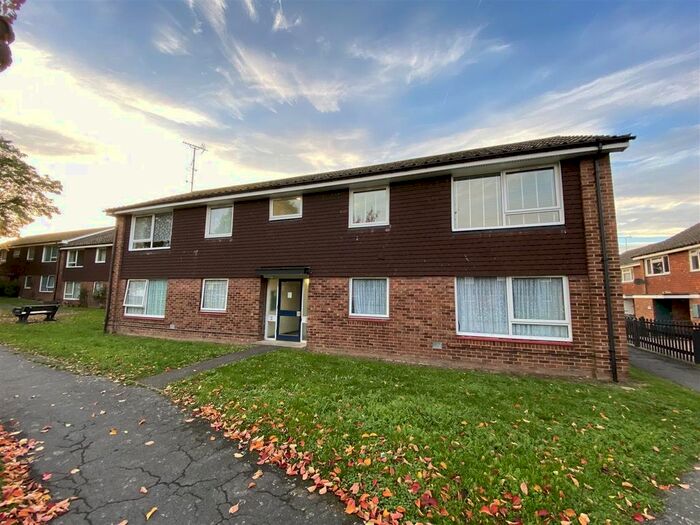 2 Bedroom Flat To Rent In Blackman Close, Hoo, Rochester, ME3