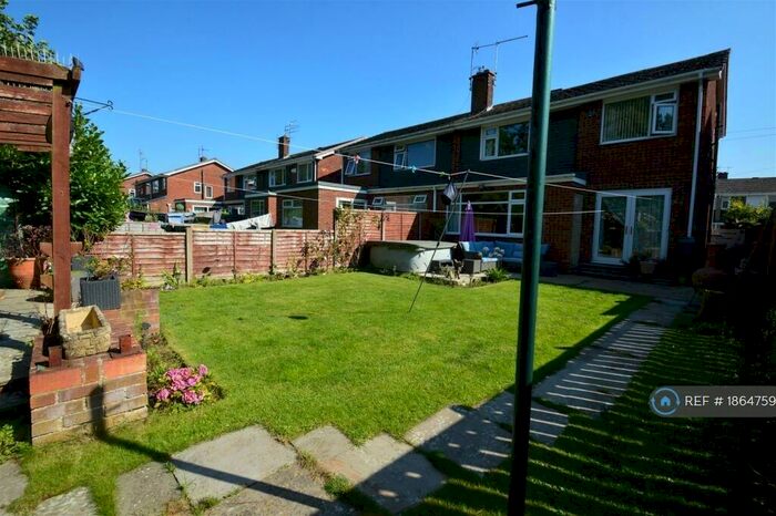 3 Bedroom Semi-Detached House To Rent In Lawnsgarth, Cottingham, HU16