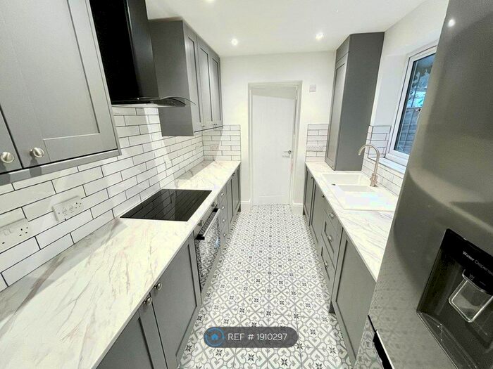 4 Bedroom Terraced House To Rent In First Avenue, Chatham, ME4