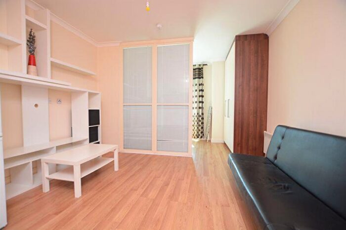 Studio To Rent In High Street, Slough, SL1