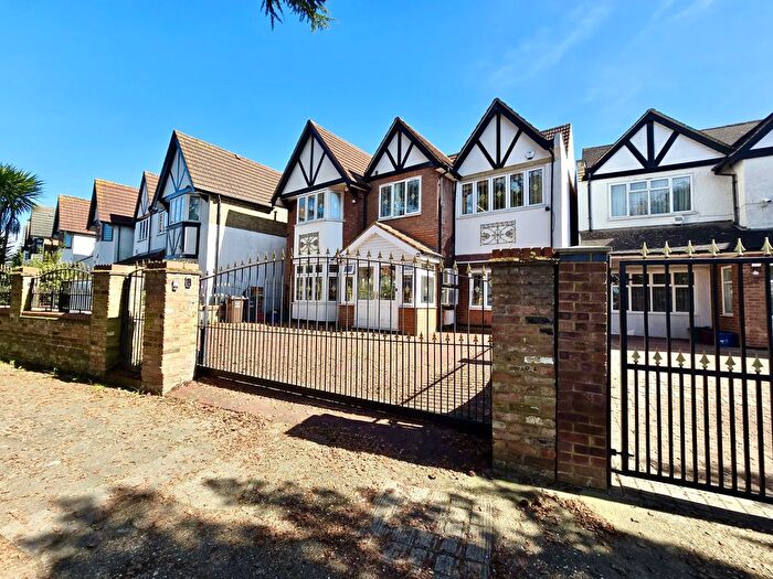 5 Bedroom Detached House For Sale In Jersey Road, Hounslow, Greater London, TW5