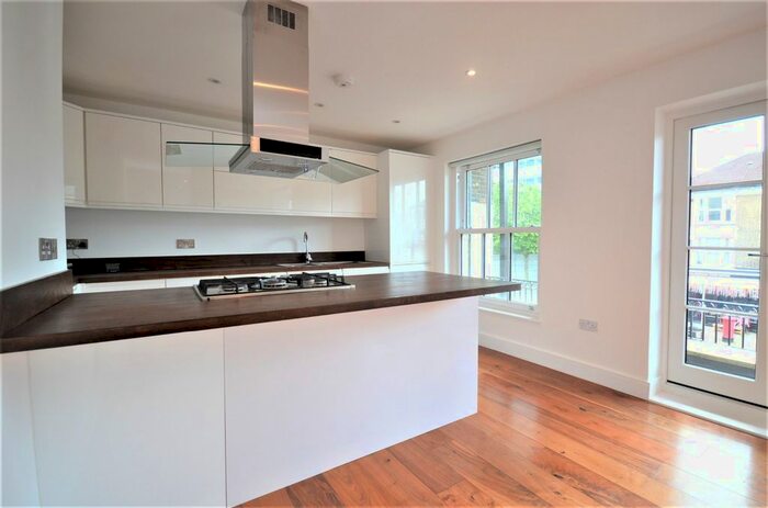 3 Bedroom Flat To Rent In Chiswick High Road, London, W4