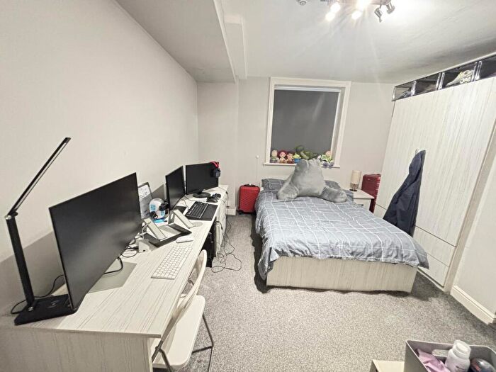 2 Bedroom House To Rent In Victoria Road, Leeds, LS6