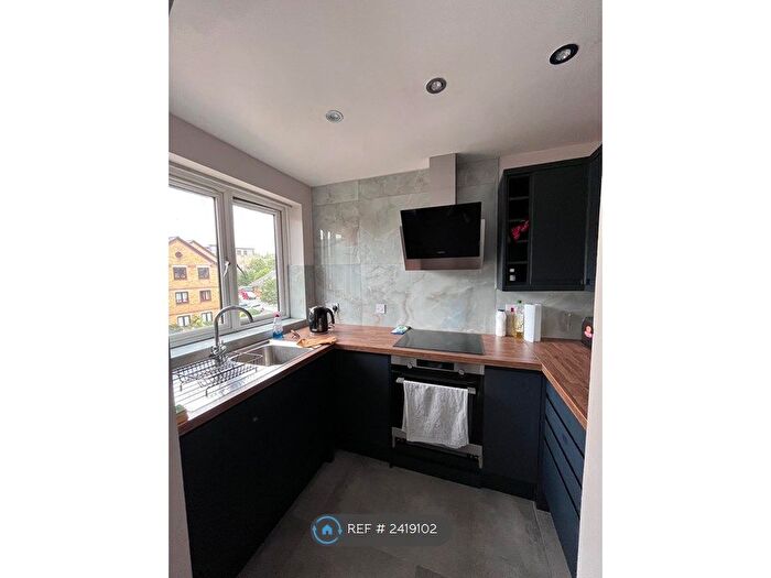 2 Bedroom Flat To Rent In Riverside Close, London, E5