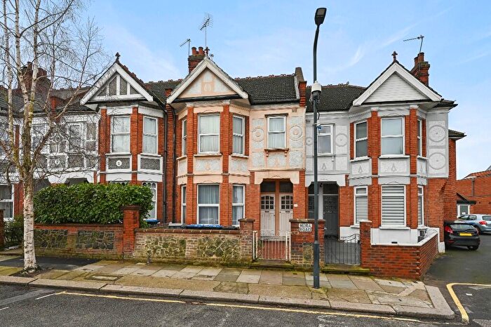 4 Bedroom Maisonette For Sale In Mora Road, London, NW2