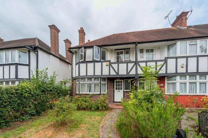 4 Bedroom Property To Rent In Princes Gardens, North Ealing, London, W3