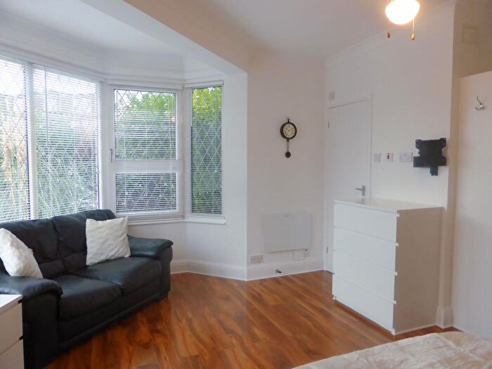 Studio To Rent In Boundary Road -, P13