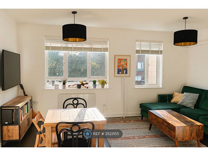 2 Bedroom Flat To Rent In Holly Street, London, E8