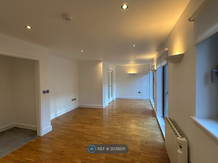 2 Bedroom Flat To Rent In Reservoir Studios, London, E1W