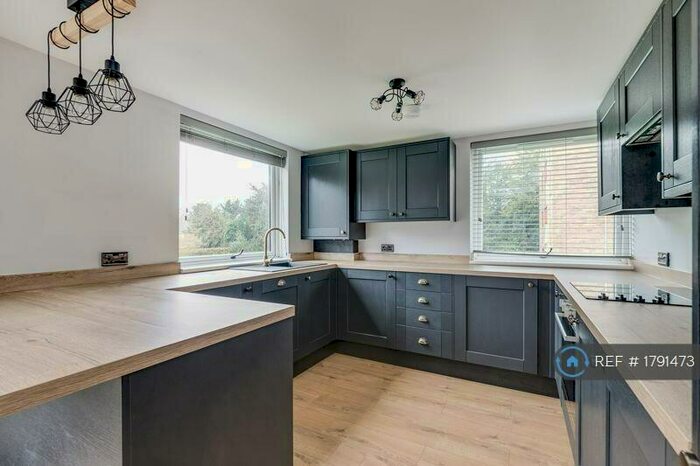 2 Bedroom Flat To Rent In Farleigh Court, South Croydon, CR2