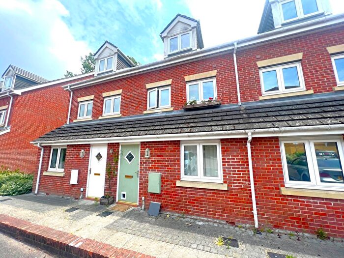 2 Bedroom Flat To Rent In Park Mews, Park Gate, Southampton, Hampshire, SO31
