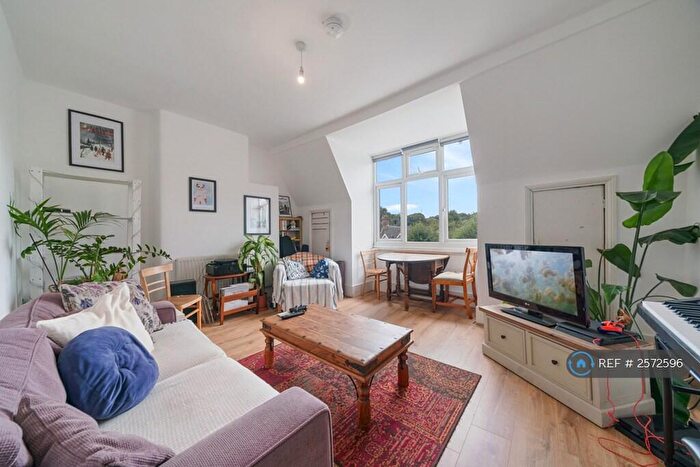 3 Bedroom Flat To Rent In Archway Road, London, N6