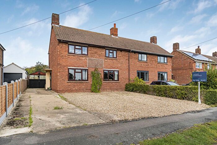 3 Bedroom Semi-Detached House For Sale In Millfield Avenue, Bicester, OX27